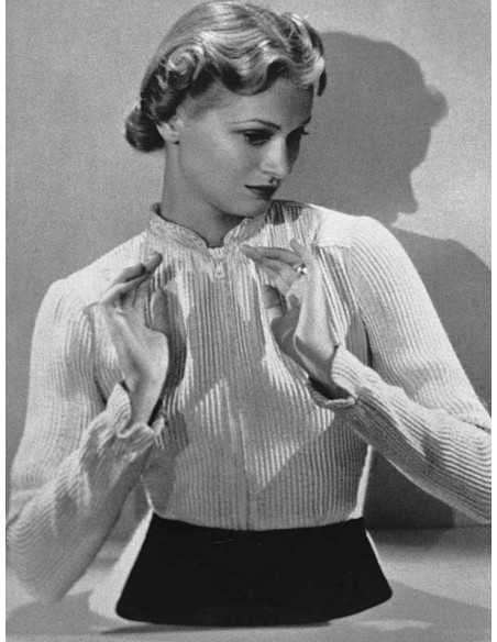 Le mannequin femme torse émergent, bras replié en l'air chemisier b...