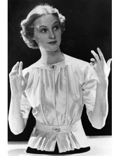 Le mannequin femme torse mains en l'air chemisier blanc sur fond no...