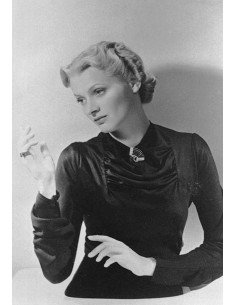 Le mannequin femme torse main droite levé chemisier sombre sur fond...