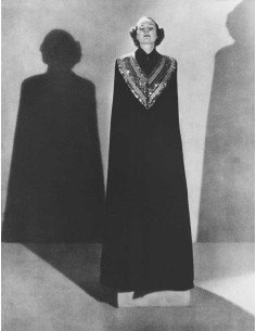 Modèle en statue modèle en cape noire sur un socle comme une statue...