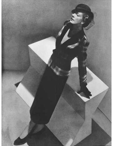 Collection Schiaparelli vue en plongée modèle adossé en tailleur so...