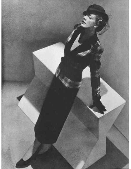 Collection Schiaparelli vue en plongée modèle adossé en tailleur so...