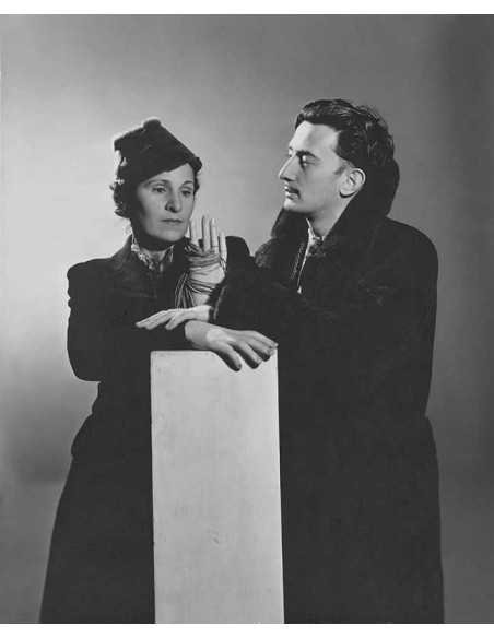 Salvador Dali et Gala couple adossé sur une colonne blanche Salvado...