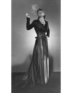 robe de Lucien Lelong modèle portant une robe Lucien Lelong et fuma...