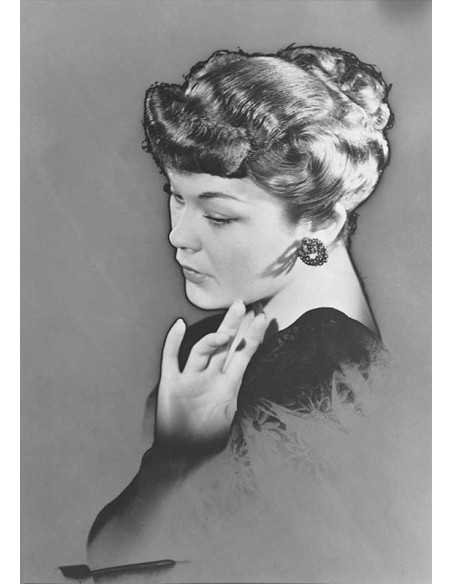 robe de Schiaparelli modèle femme en buste visage de 3/4, robe du s...