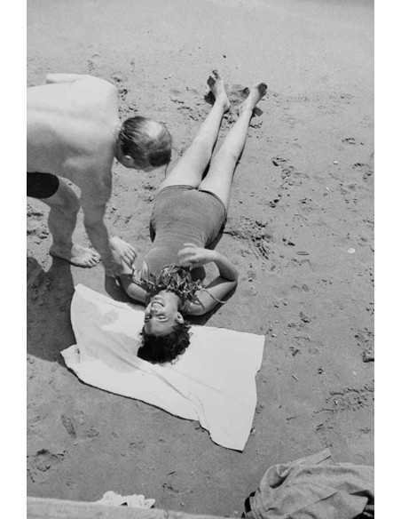 Cécile Eluard et Pablo Picasso Picasso déposant une algue, comme un...