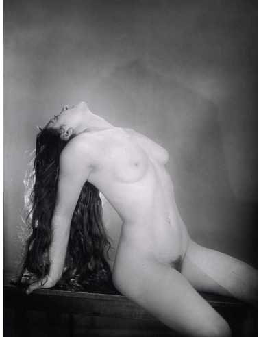 “The gift” model model woman nude sitting head tilted long falling ...