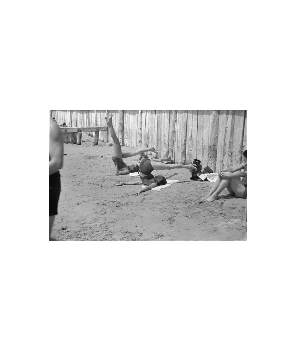 manray|Man Ray photo / TELIMAGE|Gym on the beach||Photographies