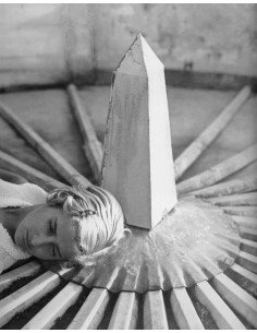 L'Aurore des objets Jacqueline Breton, visage de femme couché sur u...