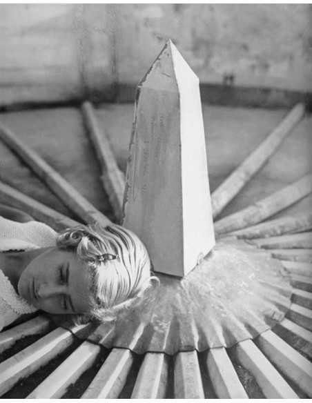 L'Aurore des objets Jacqueline Breton, visage de femme couché sur u...