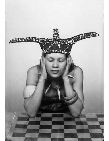 La mode au Congo - Ady Adrienne Fidelin, de face accoudé à un échiq...