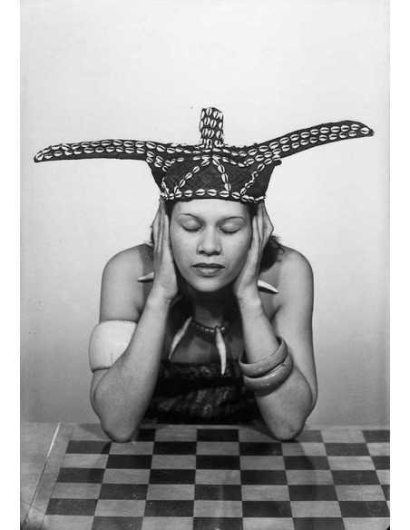 La mode au Congo - Ady Adrienne Fidelin, de face accoudé à un échiq...