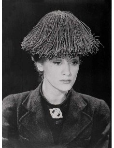 La mode au Congo femme sur fond noir portant chapeau de paille La m...