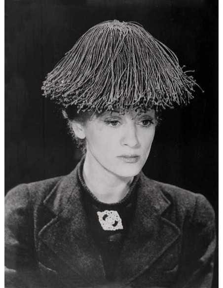 La mode au Congo femme sur fond noir portant chapeau de paille La m...