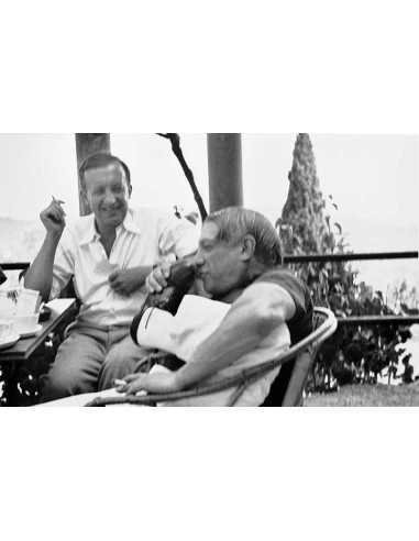 Paul Eluard et Pablo Picasso En vacances à Mougins, hommes riants, ...