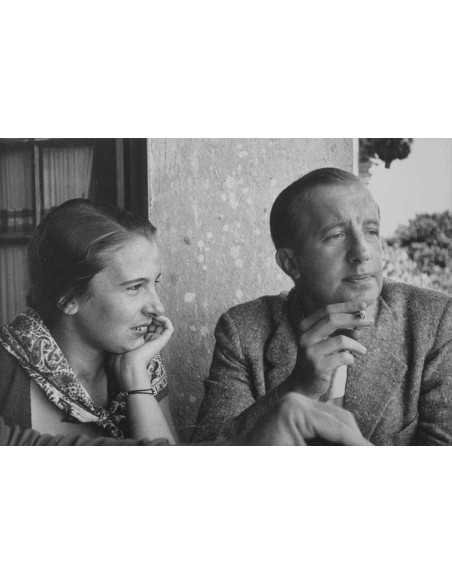 Cécile et Paul Eluard à Mougins, avec sa fille Cécile Eluard souria...
