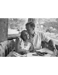 Paul et Cécile Eluard Vacances à Mougins, Cécile, souriante, blotti...