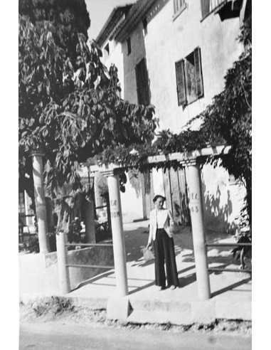 Nusch devant Bel Horizon Nusch Eluard devant la pension de famille ...