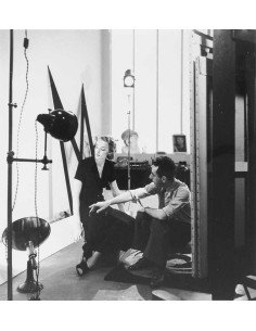 Man Ray et modèle assis dans son studio dirigeant un modèle et ento...