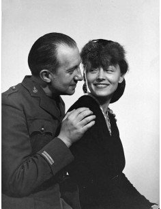 Paul et Nusch Eluard Paul Eluard en militaire, de profil derrière N...