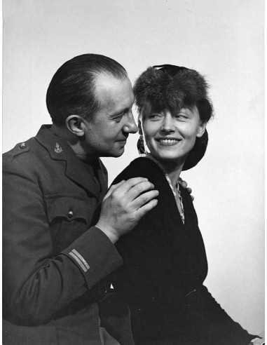Paul et Nusch Eluard Paul Eluard en militaire, de profil derrière N...