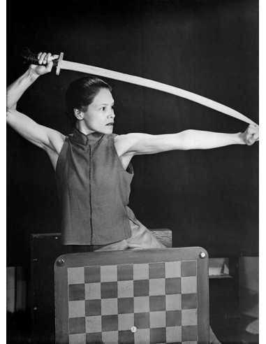 Si Lan Chen femme asiatique avec lame katana, échiquier en premier ...