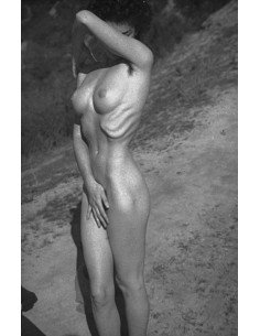 Juliet femme debout nue cachant son visage et son sexe, extérieur  ...