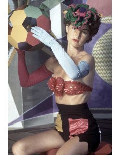 Juliet et objet Non-Euclidien photographie couleur, Juliet en maill...