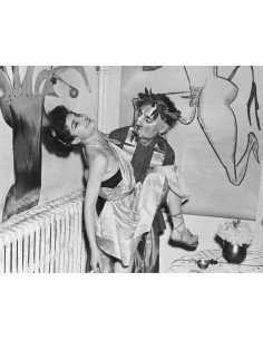 Man Ray et Juliet Man Ray masqué tenant Juliet dans ses bras devant...