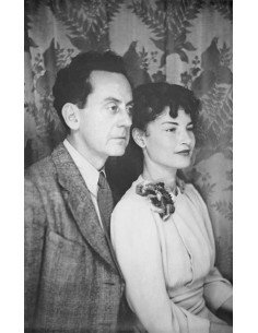 Man Ray et Juliet portrait couple de profil devant tapisserie Man R...