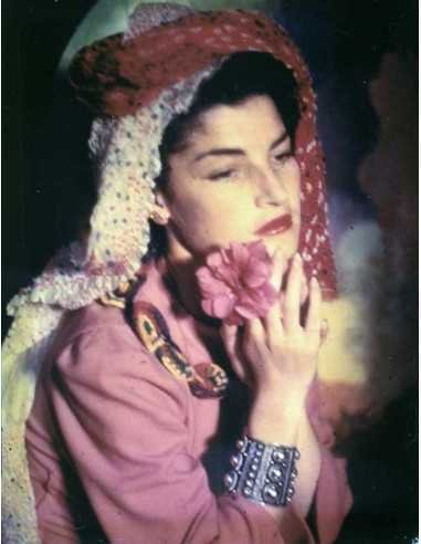 Juliet au camélia portrait femme de profil déguisée tenant un camél...