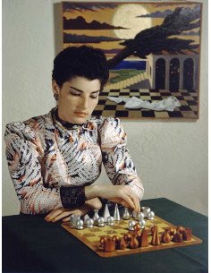 Juliet aux échecs femme assise devant jeu d'échec, tableau au mur e...