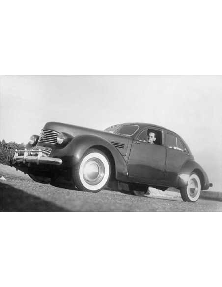 Man Ray dans sa voiture automobile sur une route - vue en contre-pl...