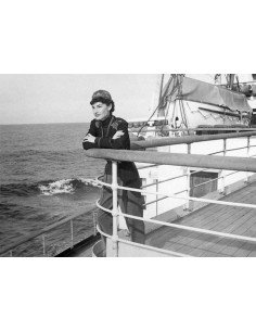 Juliet sur un bateau femme sur le bastingage d'un paquebot Juliet s...