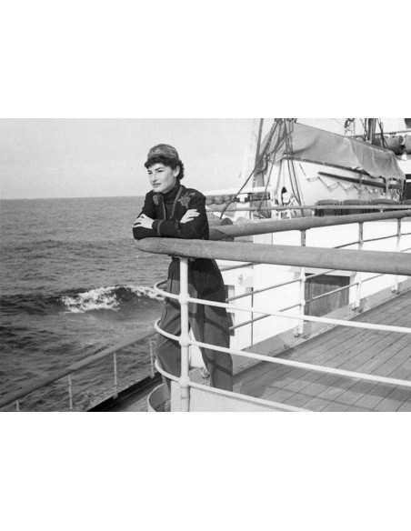 Juliet sur un bateau femme sur le bastingage d'un paquebot Juliet s...