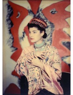 Juliet et Mythologie moderne femme déguisée devant tableau de Man R...