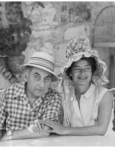 Man Ray et Juliet couple assis en extérieur, portant des chapeaux d...