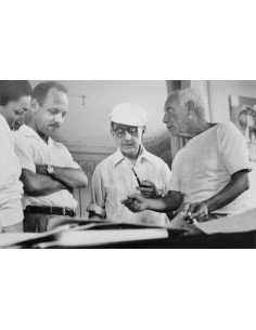 Man Ray et Picasso groupe debout autour d'une table discutant sur d...