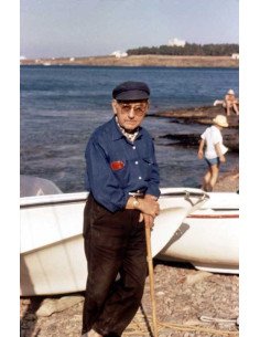 Man Ray à Cadaqués Man Ray avec casquette et canne sur une plage à ...