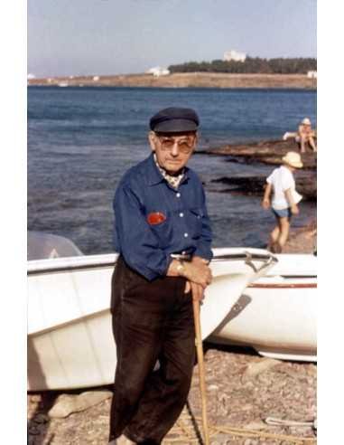 Man Ray à Cadaqués Man Ray avec casquette et canne sur une plage à ...