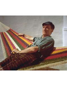 Marcel Duchamp à Cadaqués portrait assis dans un hamac avec casquet...