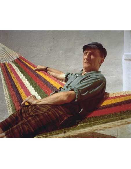 Marcel Duchamp à Cadaqués portrait assis dans un hamac avec casquet...