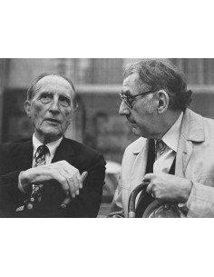 Marcel Duchamp et Man Ray hommes âgés assis discutant en extérieur ...