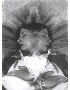 Compositions visages superposition symétrique de deux visages de fe...