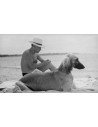 Pablo Picasso et son chien Pablo Picasso avec son chien afghan, Kas...