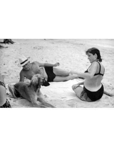 Picasso et Dora Maar Pablo Picasso et Dora Maar à la plage avec chi...
