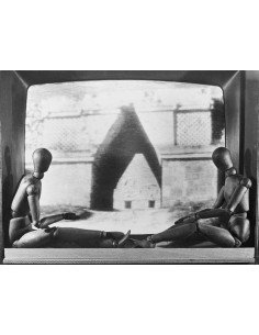 Mr et Mrs Woodman, télévision deux personnages de bois devant la té...