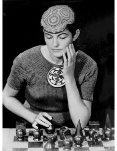 Mode au Congo avec échec Femme (Mode au Congo) jouant aux échecs av...