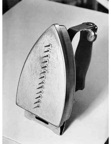 Cadeau variante - fer a repasser dont la semelle est hérissée de cl...