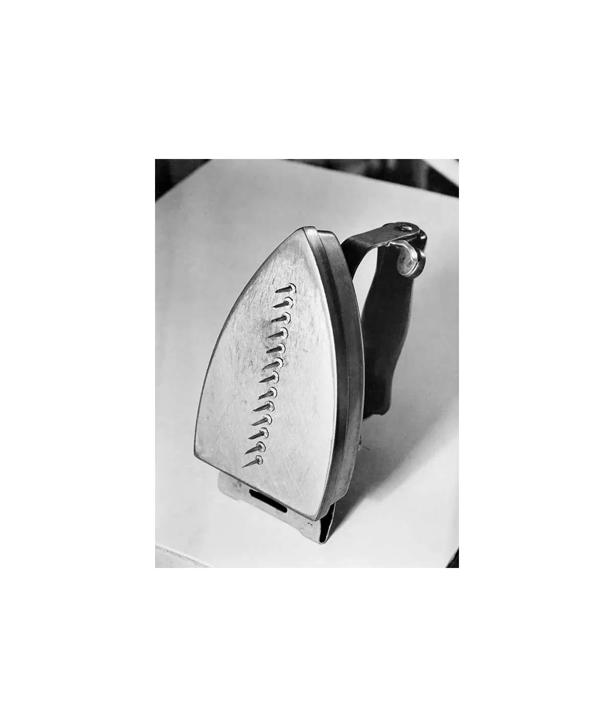 manray|Man Ray photo / TELIMAGE|Le cadeau / The Gift||Objects